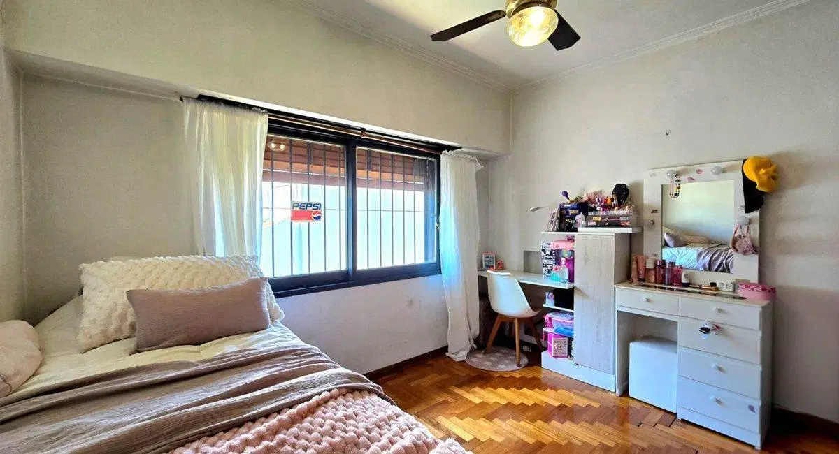 Vta de Casa 5 Amb con cochera y pileta Villa Maipú 3