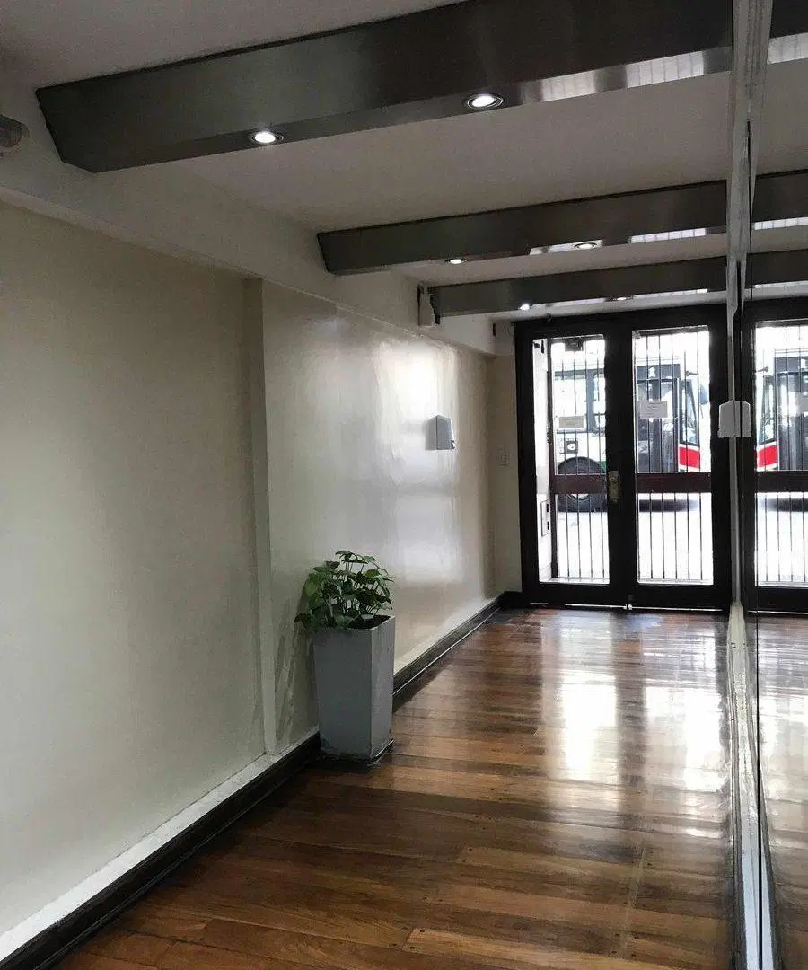 VENTA OFICINA AL FRENTE EN SAN NICOLÁS 5
