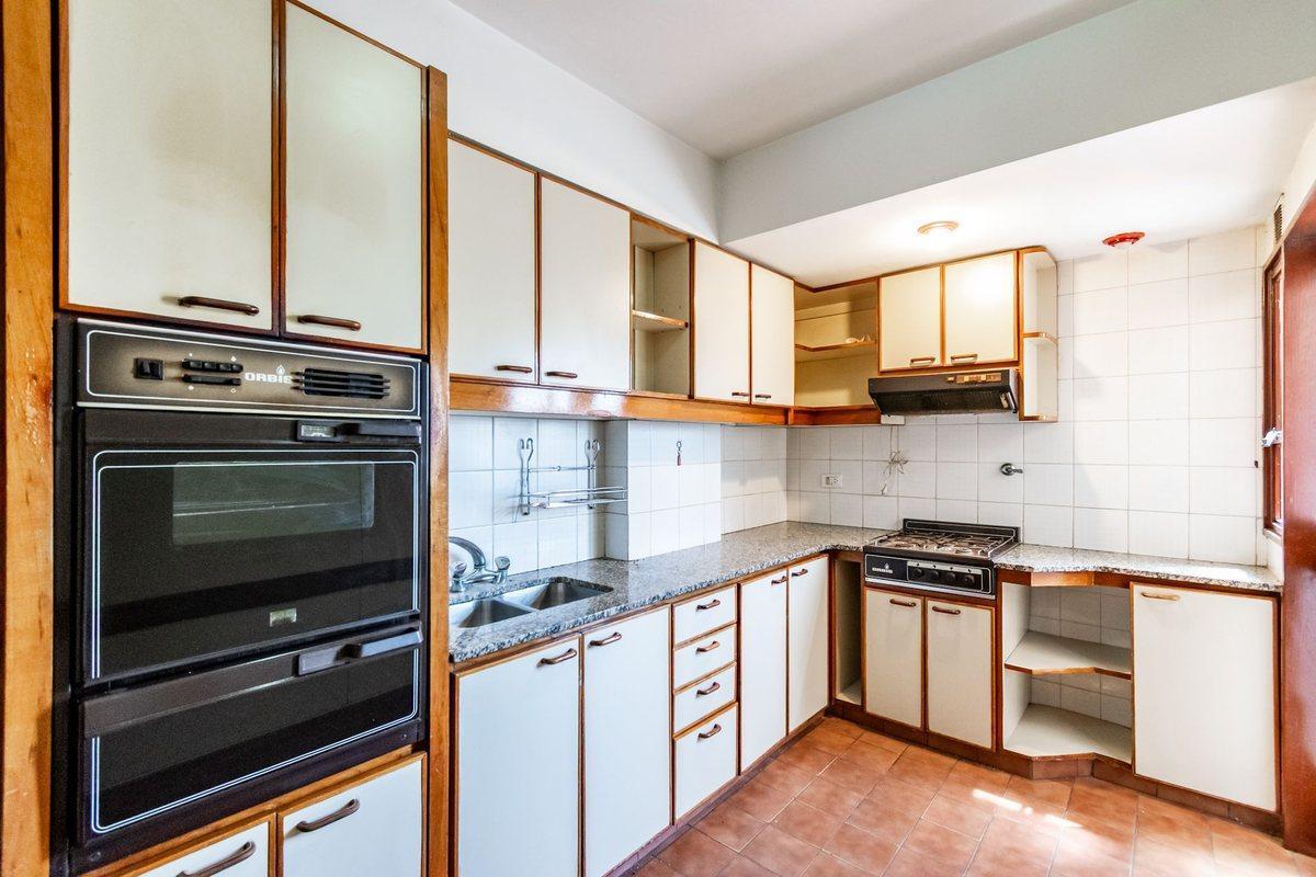 Foto de VENTA 4 AMB -BALCÓN- COCHERA-BAULERA-V. PUEYRREDÓN, imagen 3