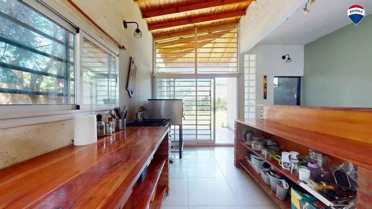 VENTA CASA 4 AMBIENTES CON PILETA MORENO 8