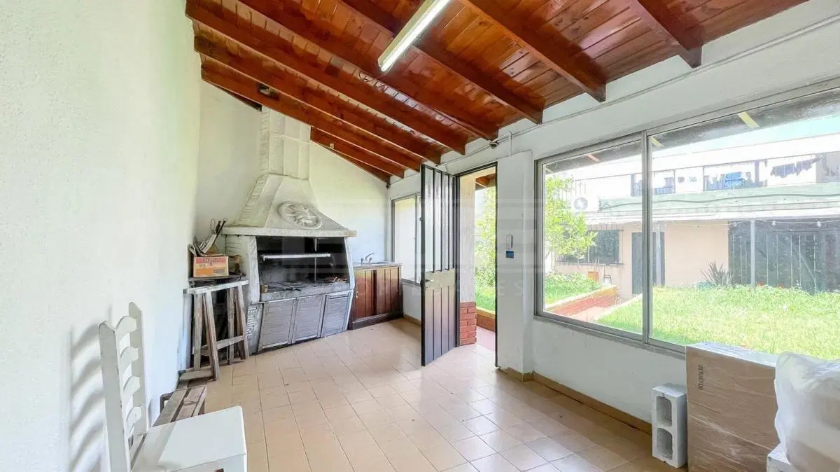 Venta Casa 4amb con Jardin-Quincho en Carapachay 3