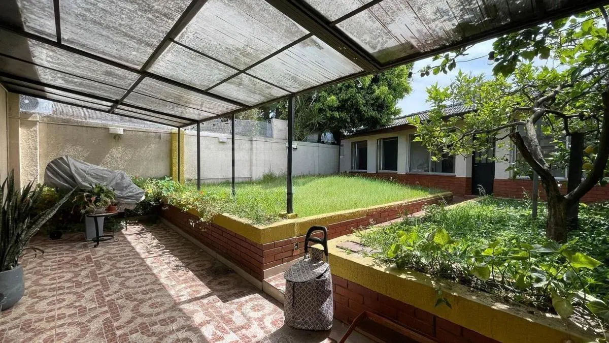 Venta Casa 4amb con Jardin-Quincho en Carapachay 5