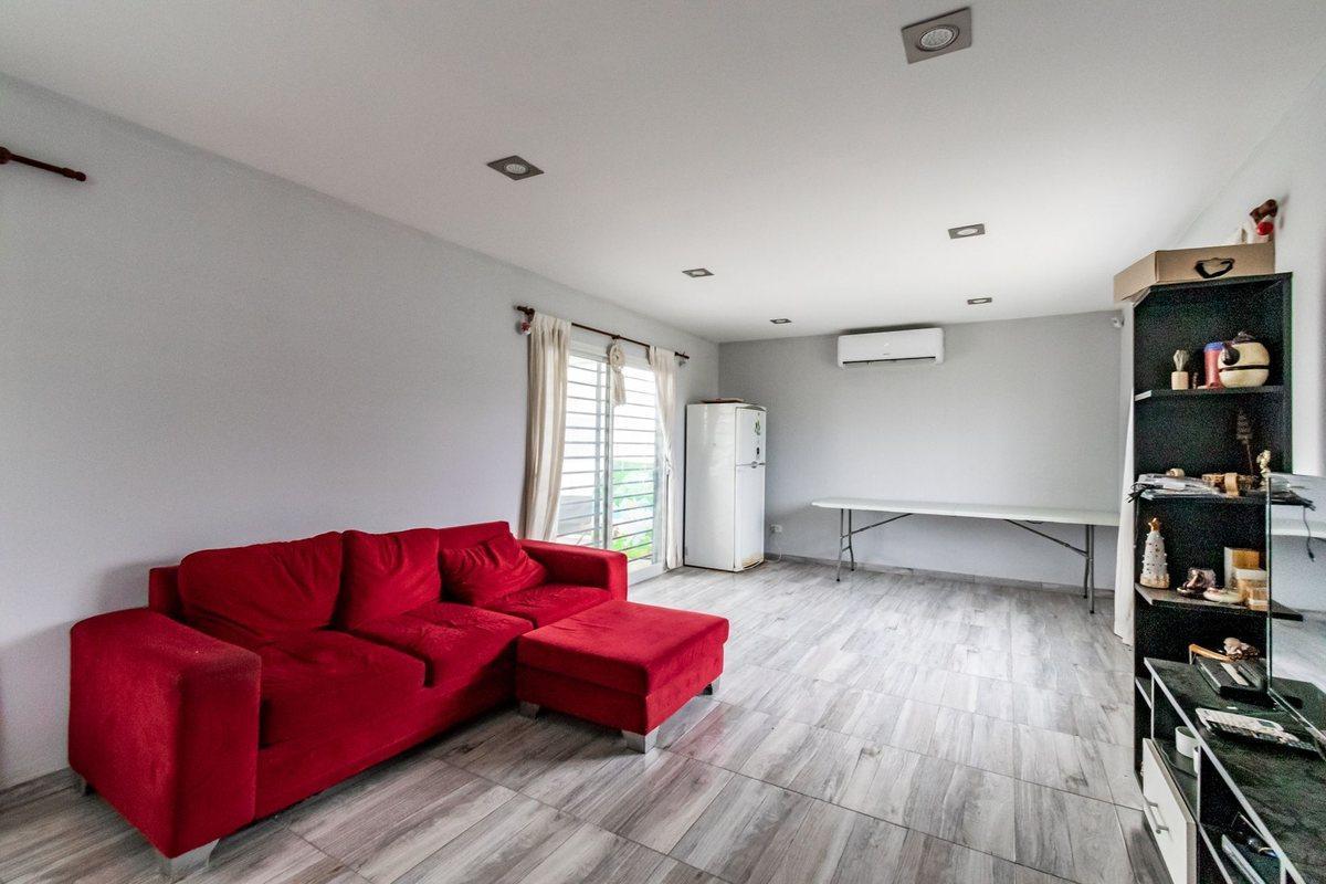 Foto de VENTA CASA 3 AMB C/PILETA SAN VICENTE - PERMUTA, imagen 4