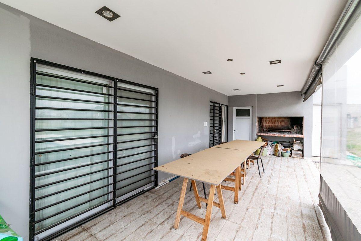 Foto de VENTA CASA 3 AMB C/PILETA SAN VICENTE - PERMUTA, imagen 5
