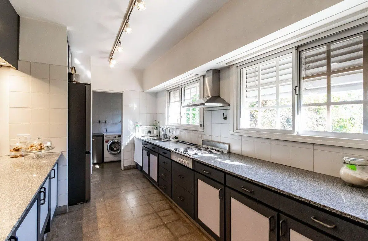 Venta Casa de 8 Ambientes en Martinez 2