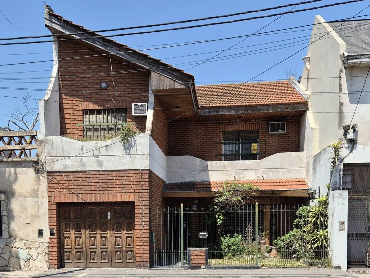 VENTA CASA DUPLEX 5 AMB JARDIN COCHERA LANUS OESTE 2
