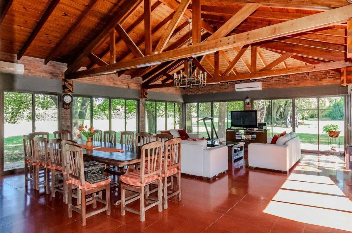 VENTA QUINTA SOBRE LOTE DE 16.000 M2 PILAR 5