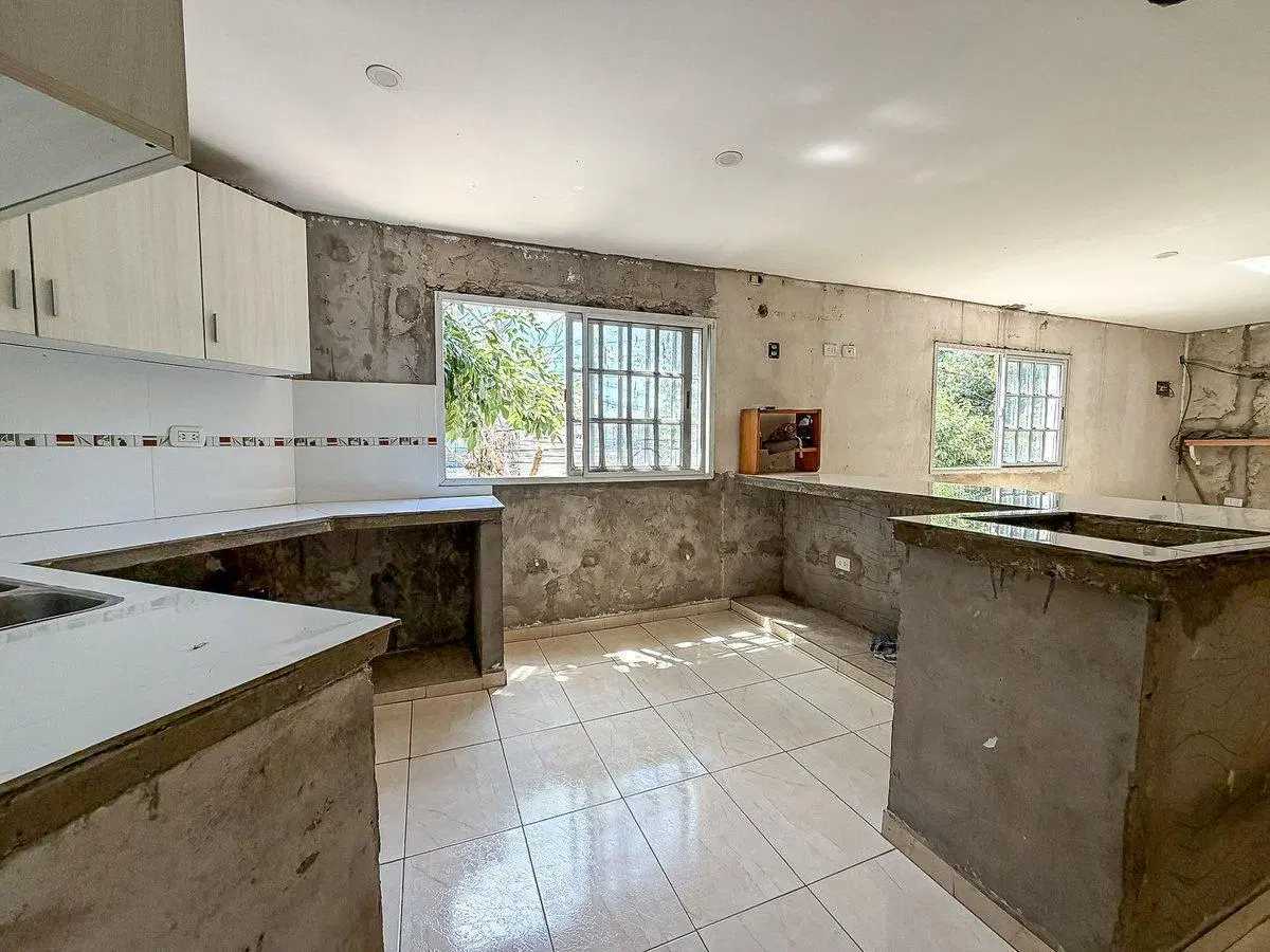 VENTA CASA DOBLE PLANTA CASEROS 4