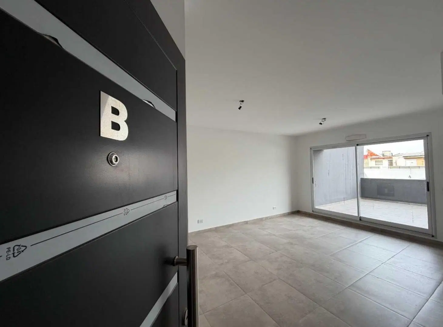 VENTA DEPTO 2 AMB CON BALCON TERRAZA - EN CASEROS 2