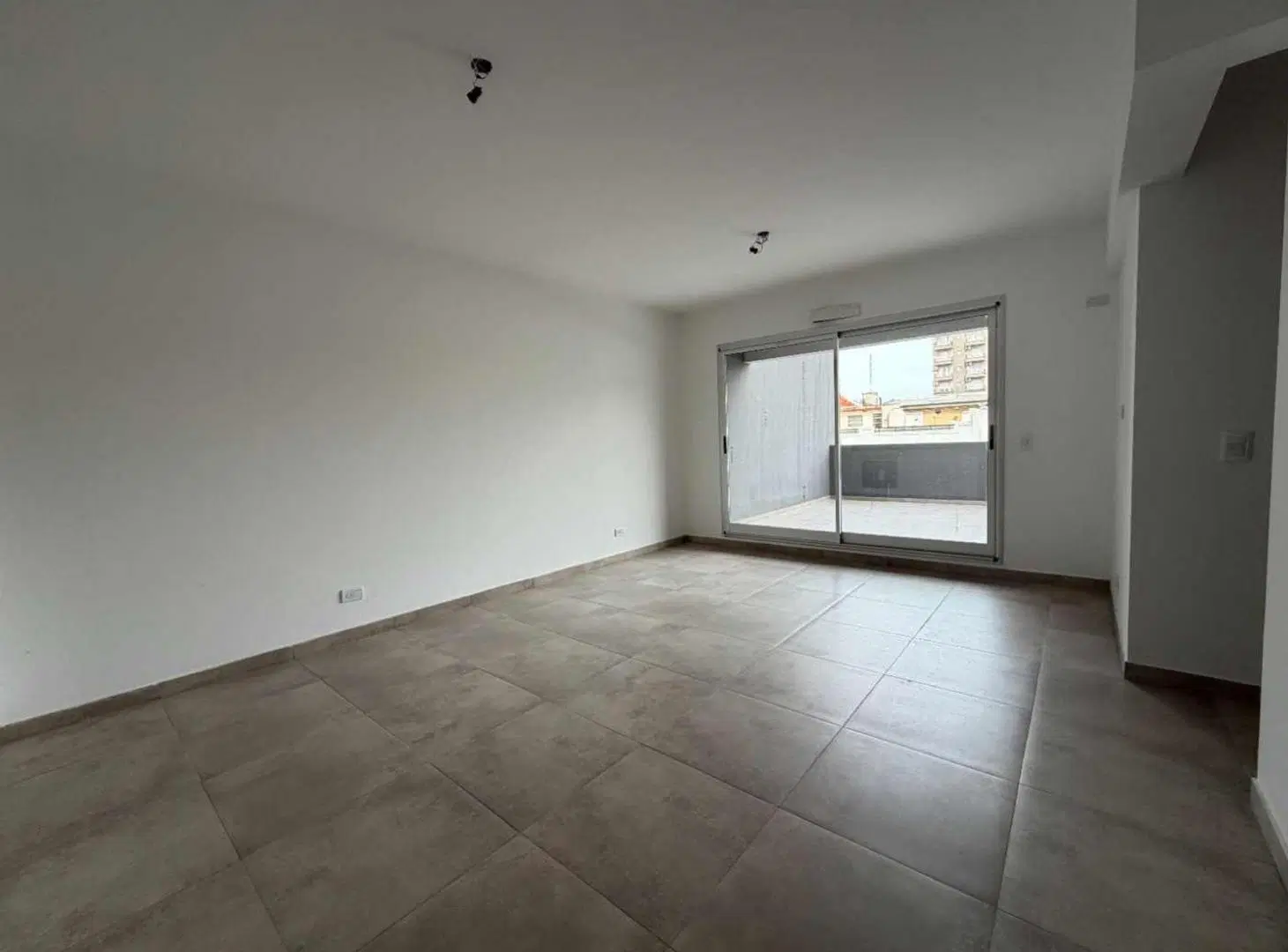 VENTA DEPTO 2 AMB CON BALCON TERRAZA - EN CASEROS 5