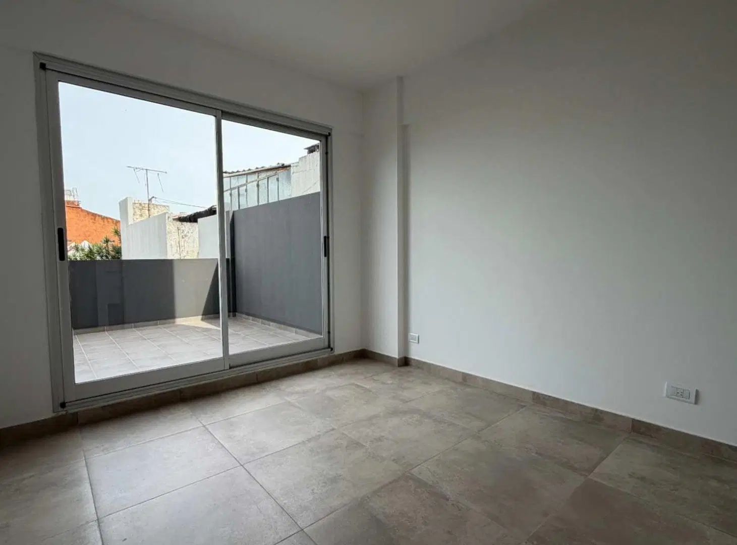 VENTA DEPTO 2 AMB CON BALCON TERRAZA - EN CASEROS 4