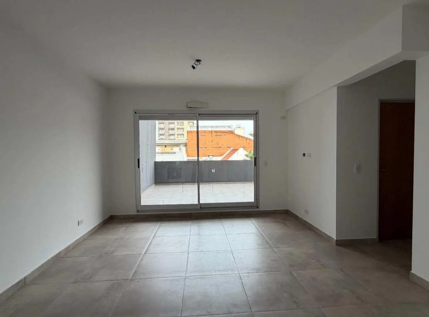 VENTA DEPTO 2 AMB CON BALCON TERRAZA - EN CASEROS 4