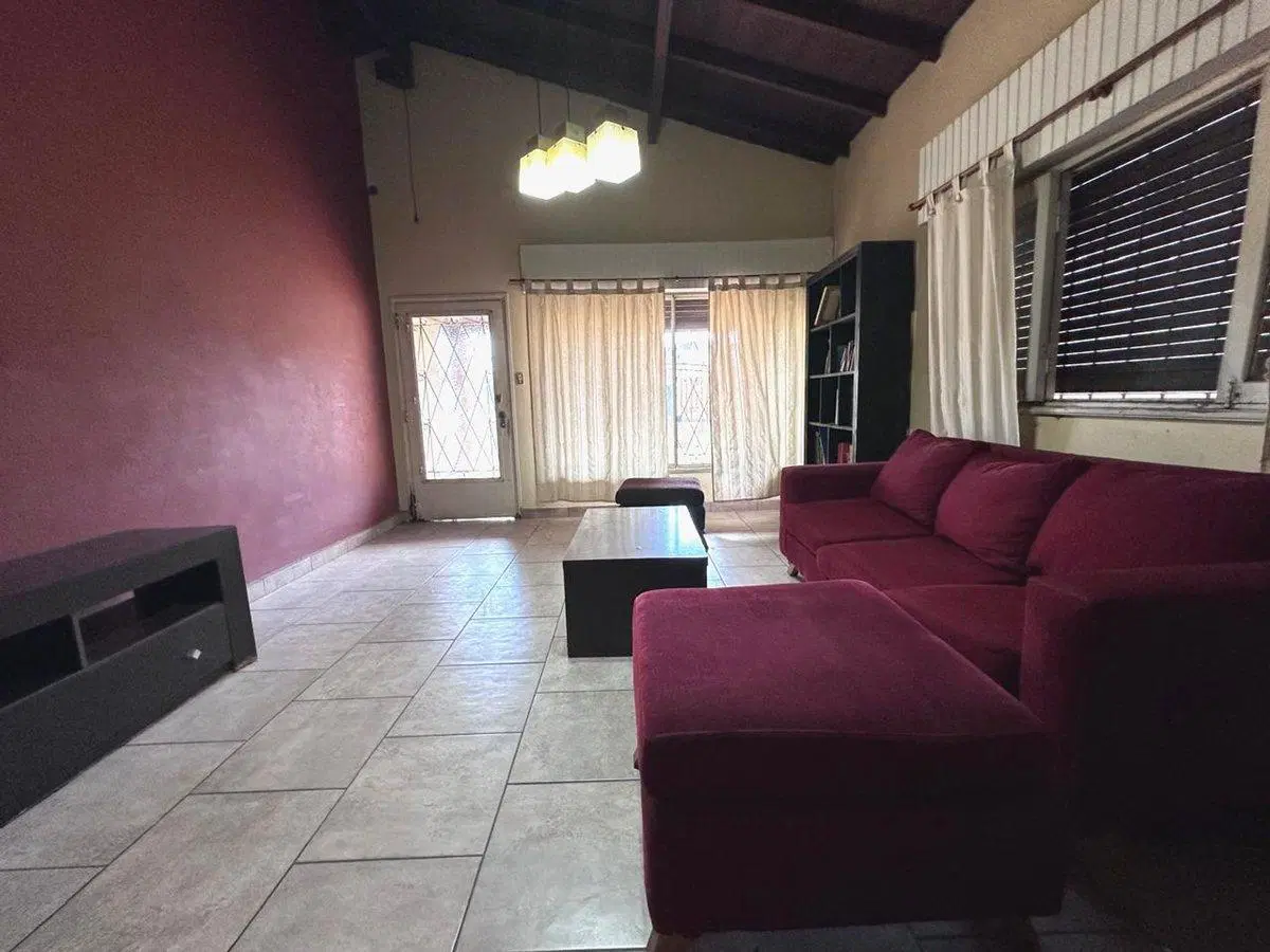 CASA DE 4 AMBIENTES EN VENTA CASEROS CON PISCINA 4