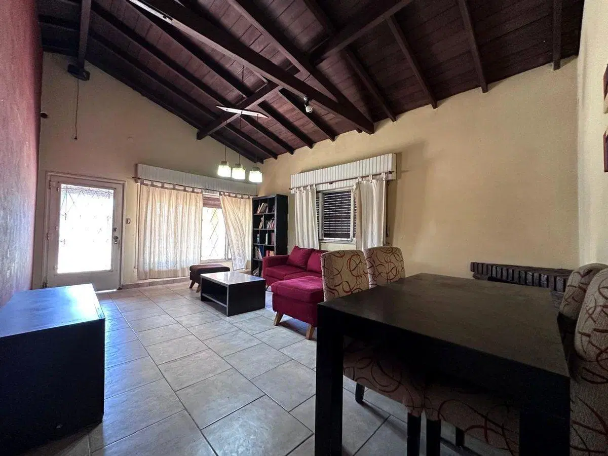 CASA DE 4 AMBIENTES EN VENTA CASEROS CON PISCINA 2