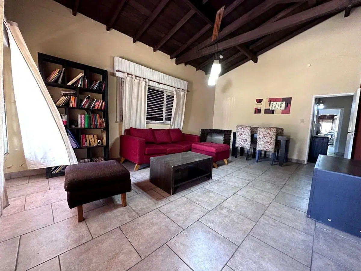 CASA DE 4 AMBIENTES EN VENTA CASEROS CON PISCINA 3