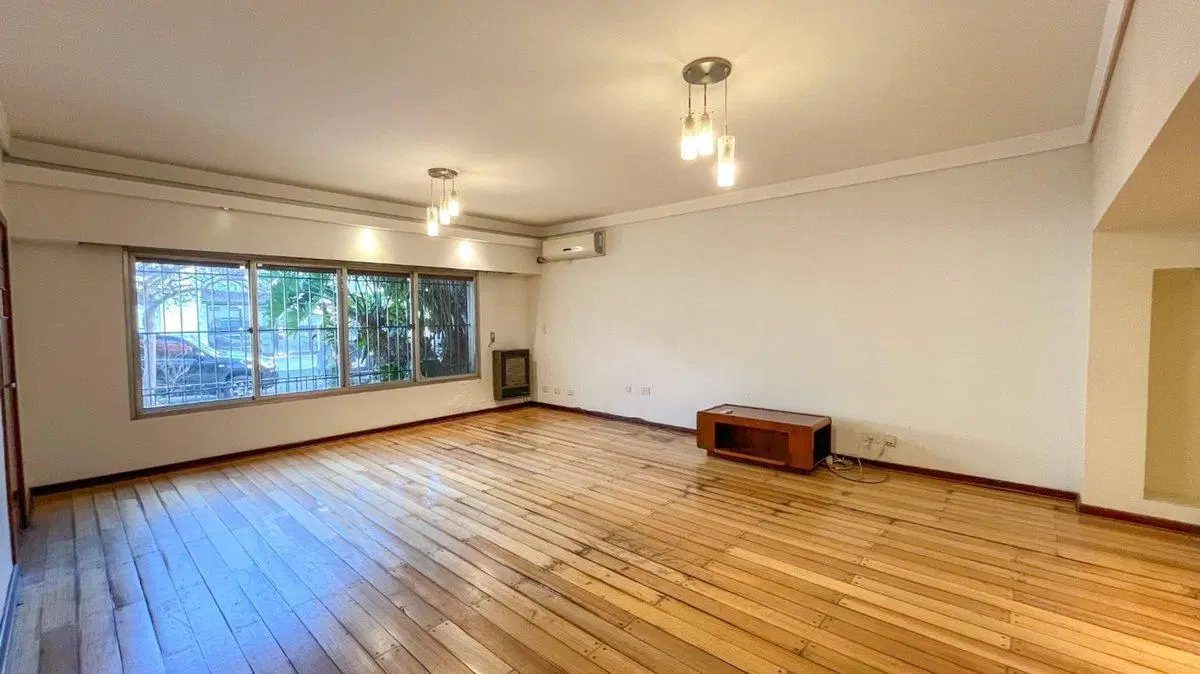 Venta Casa V. Parque 6 amb Gran Jardín. 2 cocheras 4