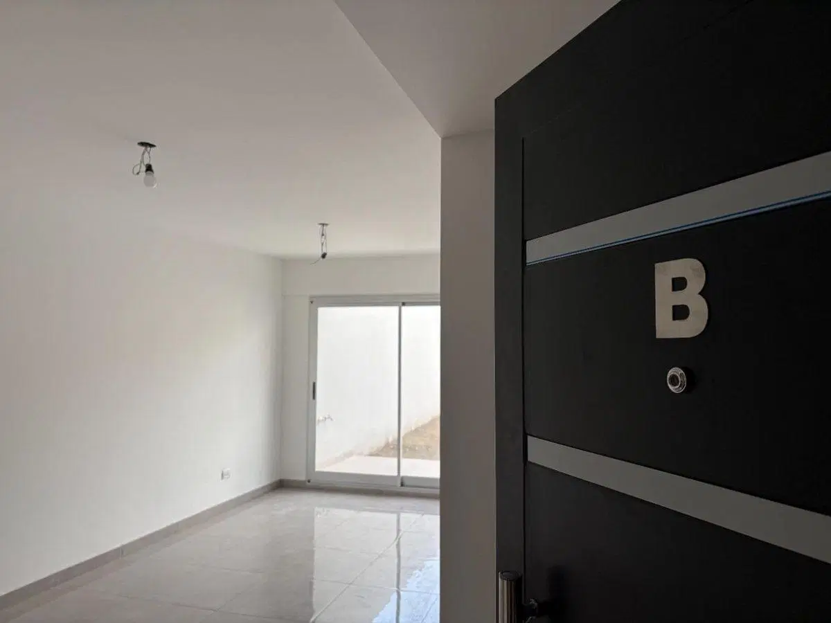 VENTA DEPTO 3 AMB CON GRAN PATIO - EN CASEROS 2