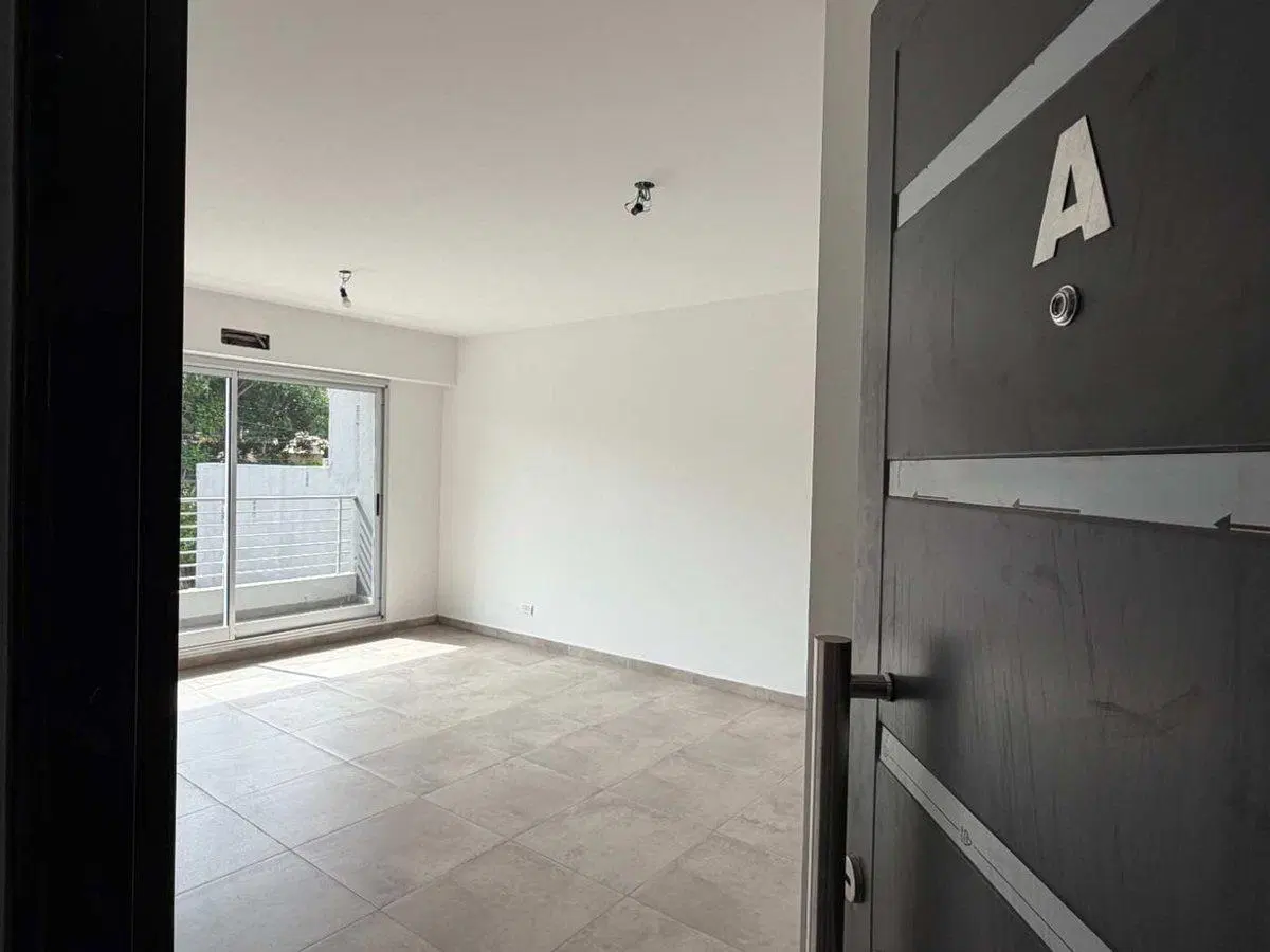 VENTA DEPTO 2 AMB CON BALCON CORRIDO - EN CASEROS 2