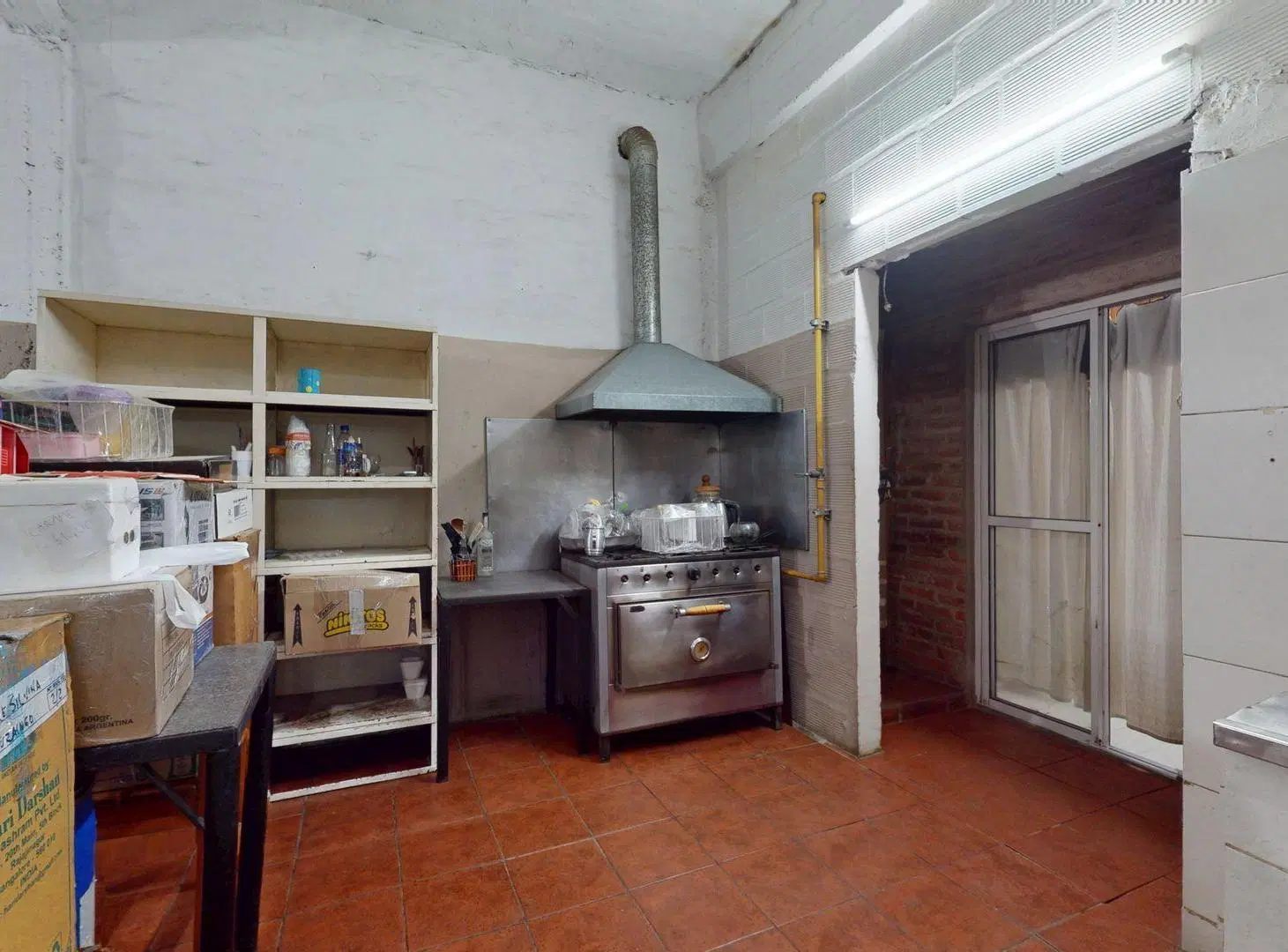 VENTA  LOCAL TALLER CON VIVIENDA ITUZAINGO 8
