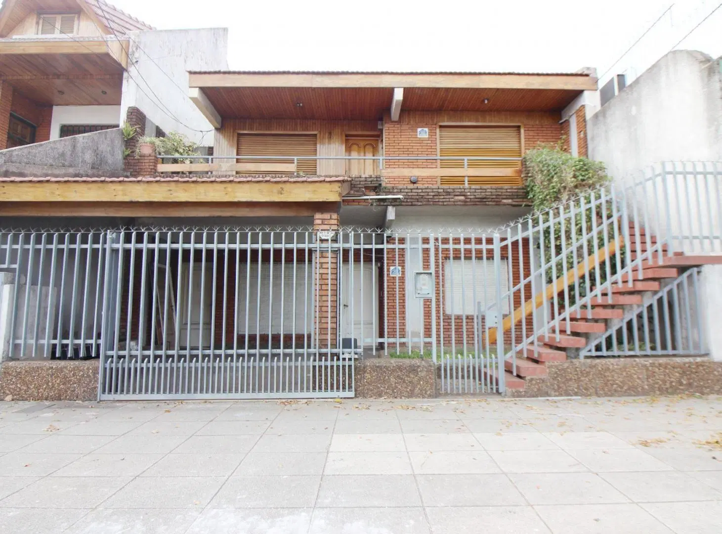 CASA 7 AMB. EN RAMOS MEJIA LOTE PROPIO C JARDIN 2