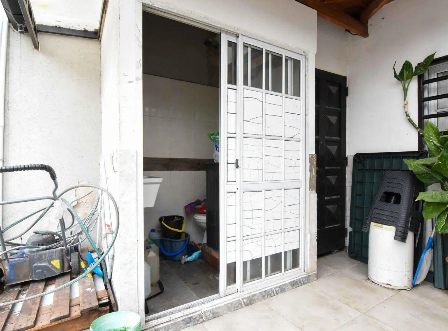 Venta casa 6 amb cochera jardín pileta en Caseros 8