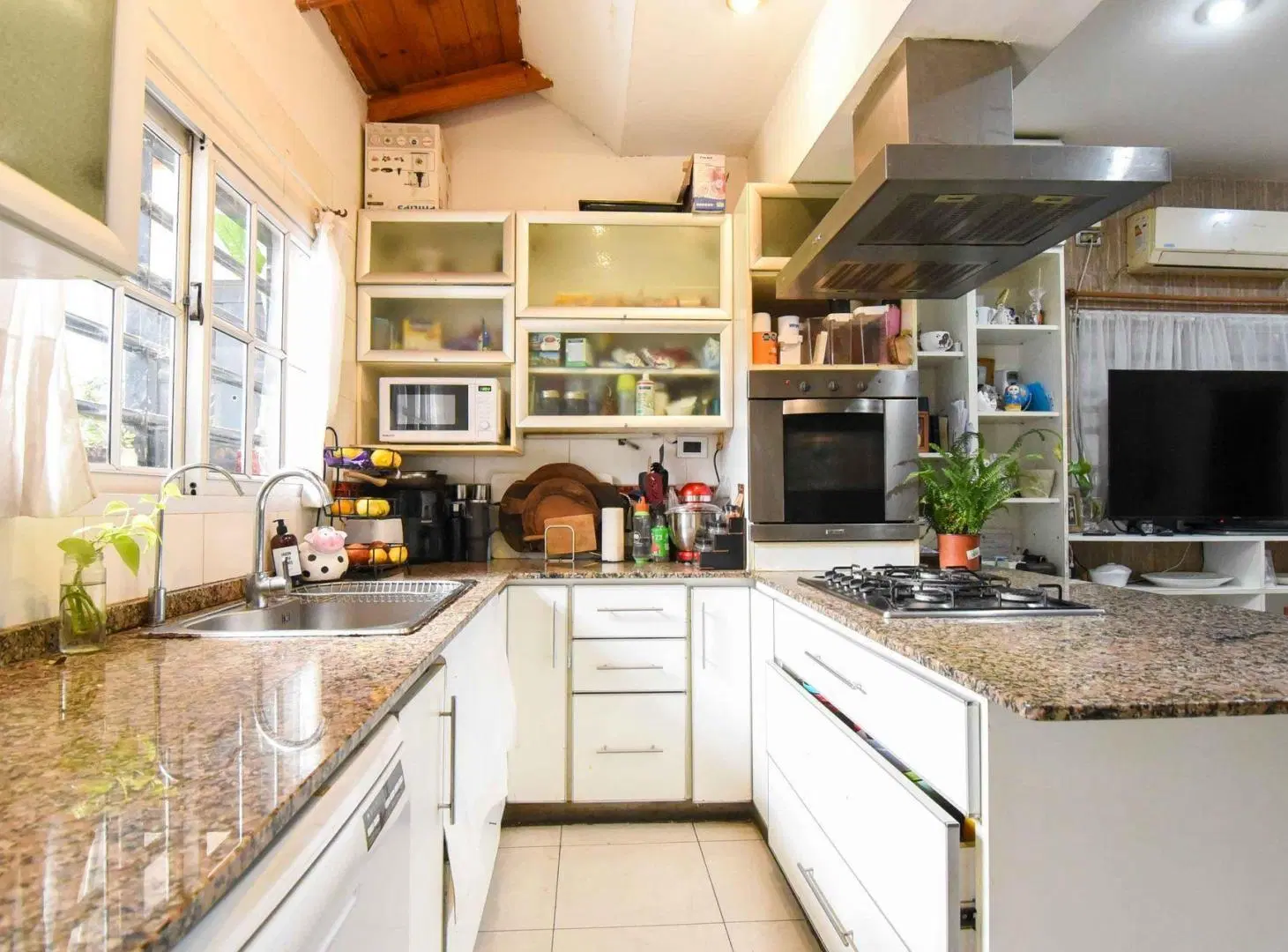 Venta casa 6 amb cochera jardín pileta en Caseros 4