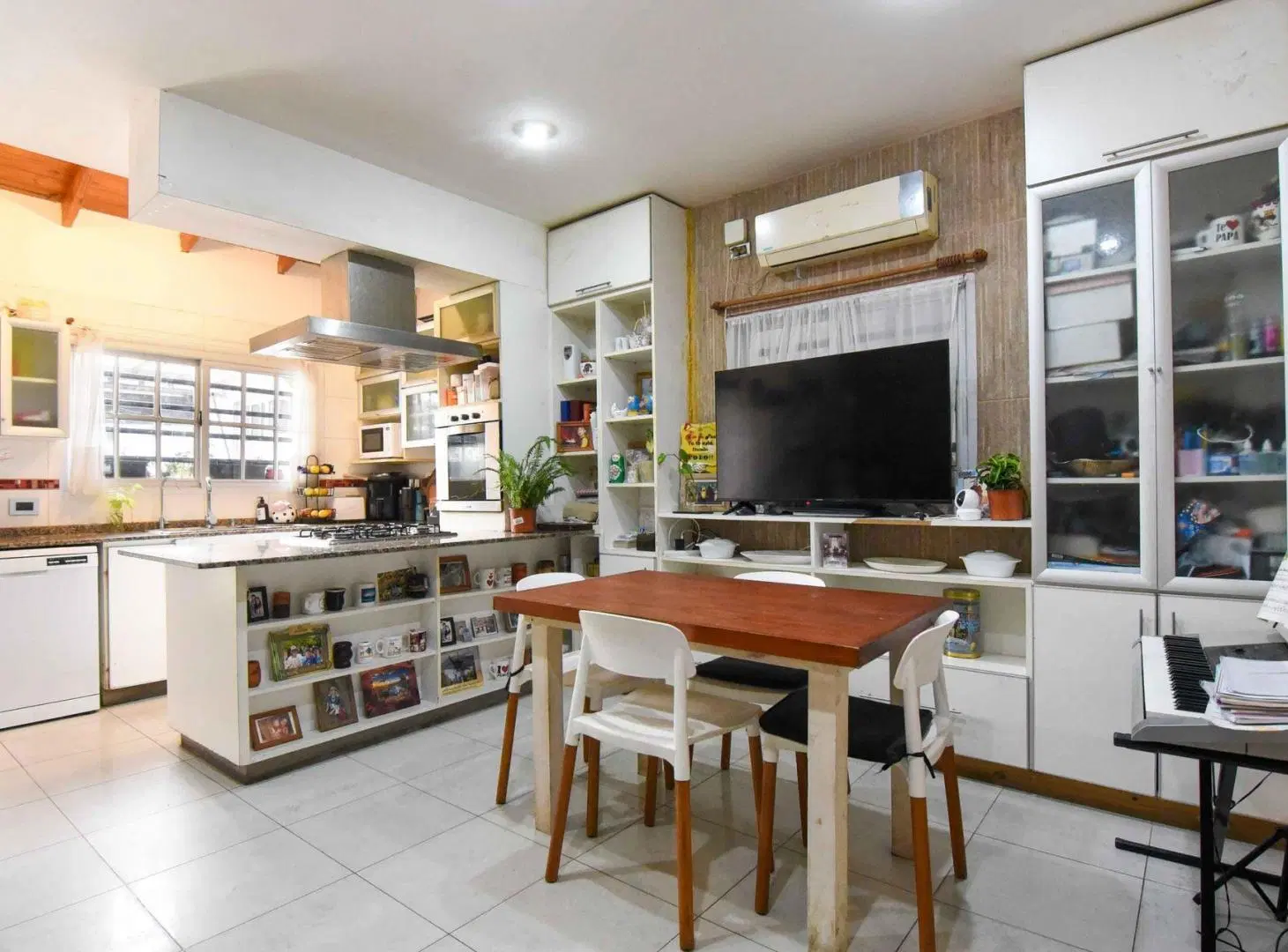 Venta casa 6 amb cochera jardín pileta en Caseros 5