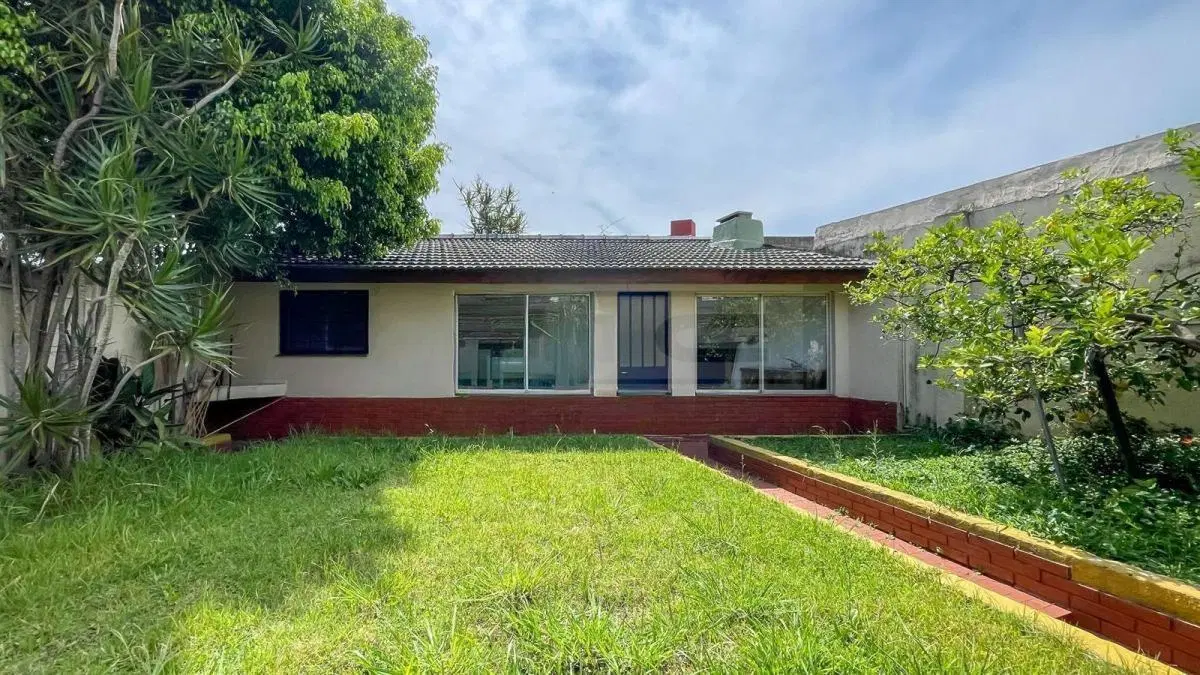 Venta Casa 4amb con Jardin-Quincho en Carapachay 2