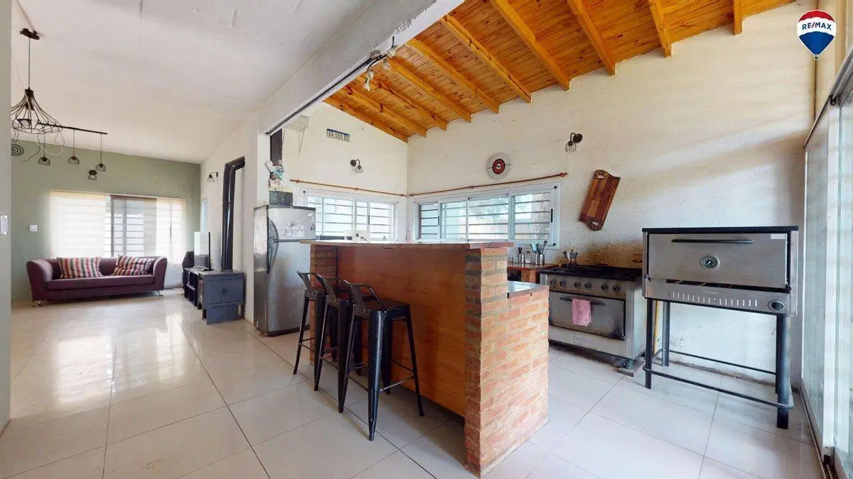 VENTA CASA 4 AMBIENTES CON PILETA MORENO 1