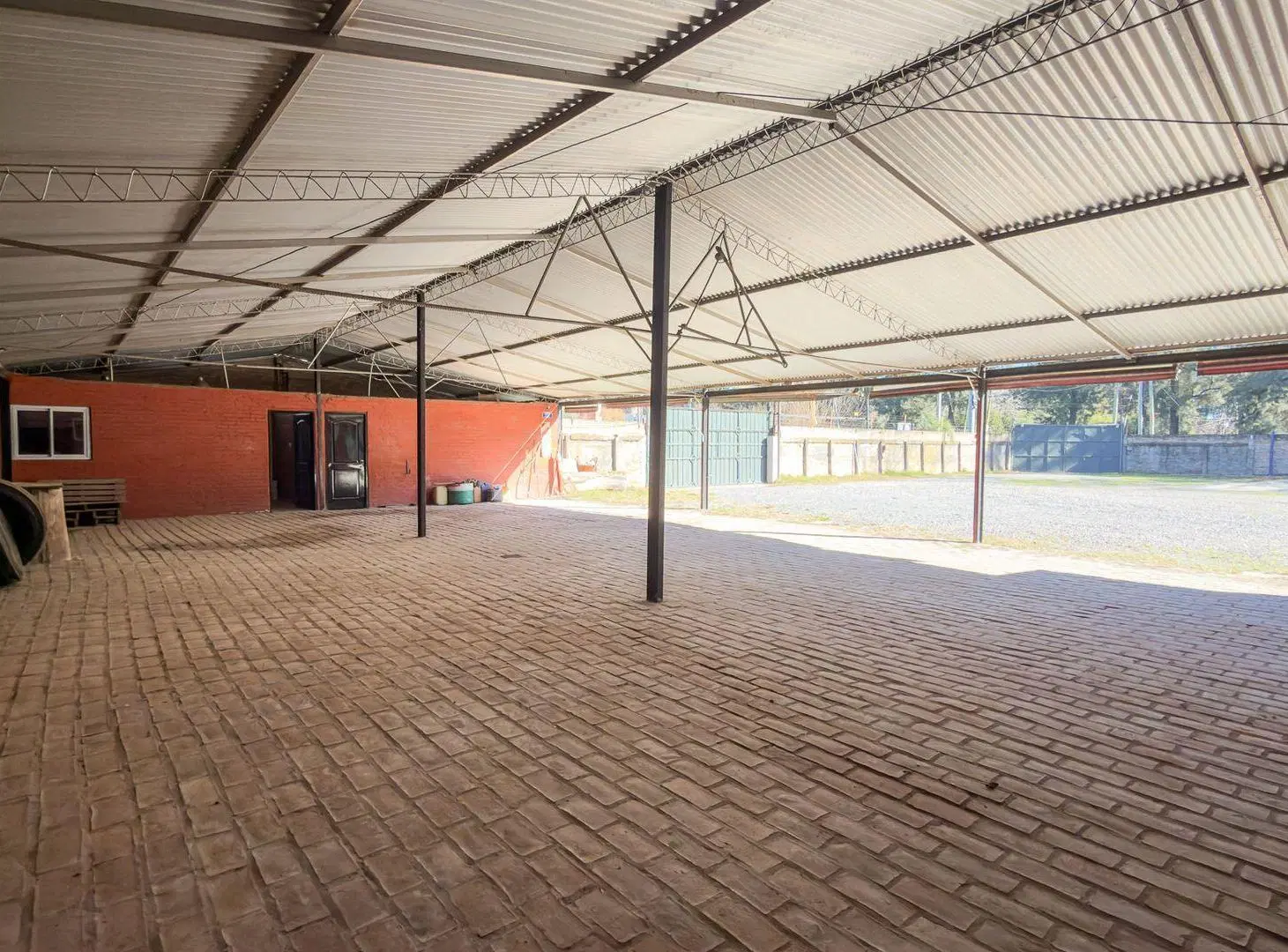 VENTA DEPOSITO CON OFICINAS  EN MORENO 2