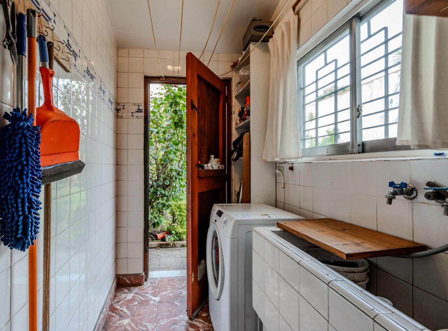 Foto de VENTA CASA 4 AMB VELEZ SARSFIELD COCHERA Y JARDIN, imagen 3