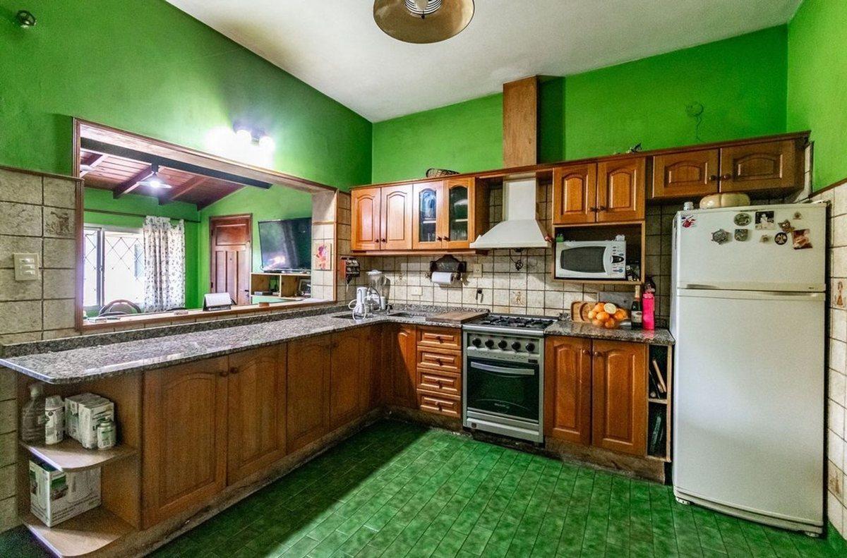 Foto de Venta Casa 4 AMB Cochera Pileta Hurlingham A.cred, imagen 4