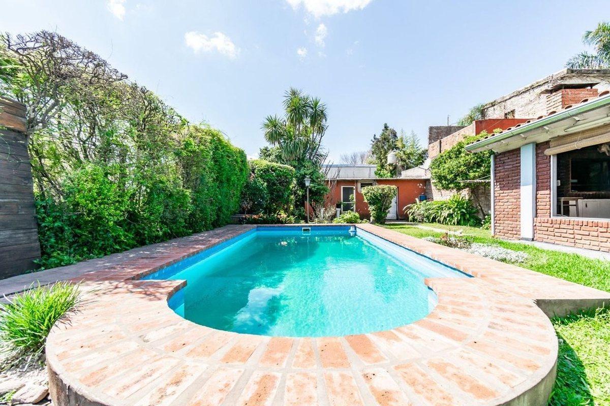 Foto de Venta Casa 4 AMB Cochera Pileta Hurlingham A.cred, imagen 2