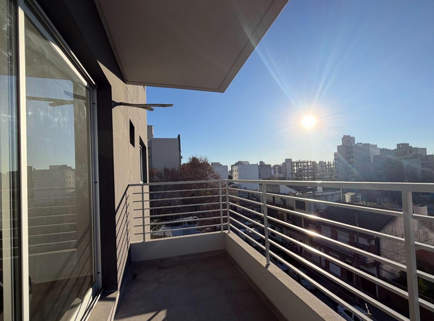 Foto de VENTA DEPTO 2 AMB CON BALCON Y COCHERA - CASEROS, imagen 4