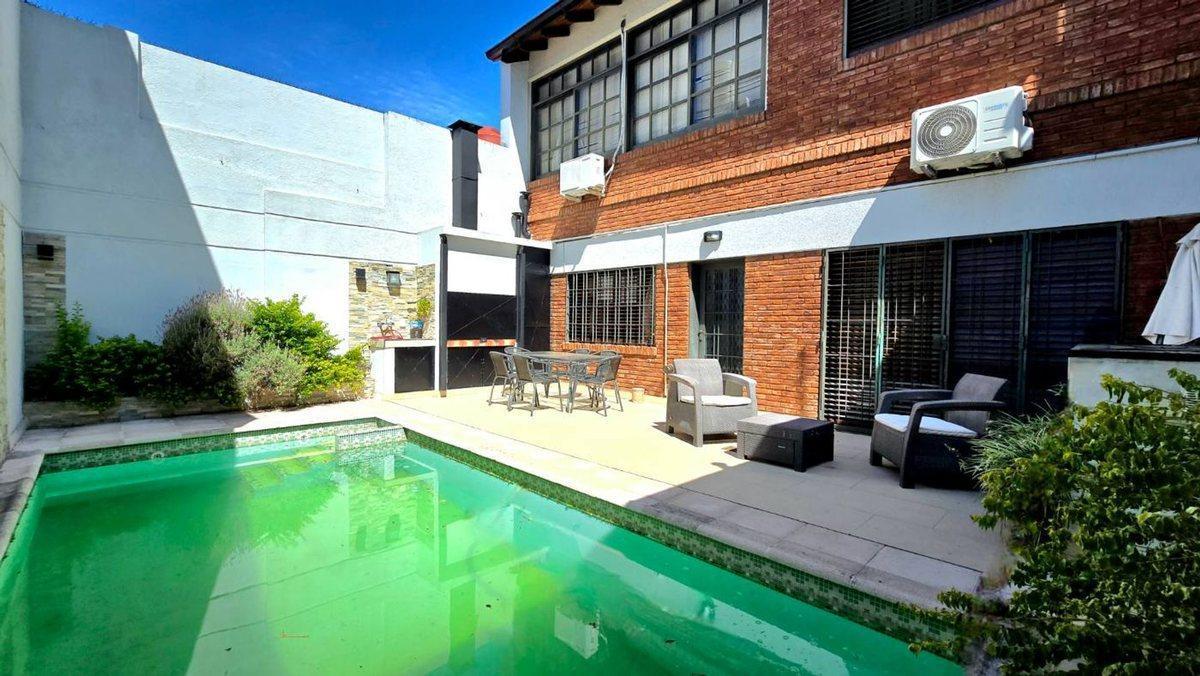 Foto de Vta de Casa 5 Amb con cochera y pileta Villa Maipú, imagen 1