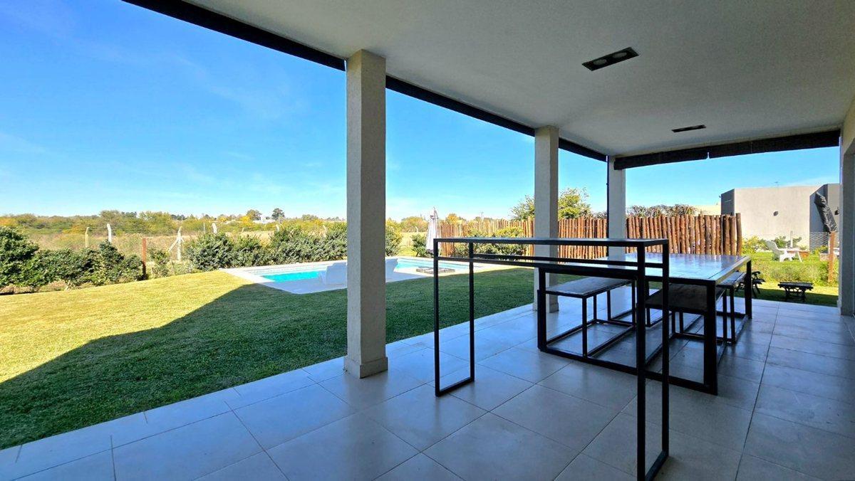 Foto de VENTA CASA 5 AMB PISCINA SAN RAMIRO PILAR DEL ESTE, imagen 4