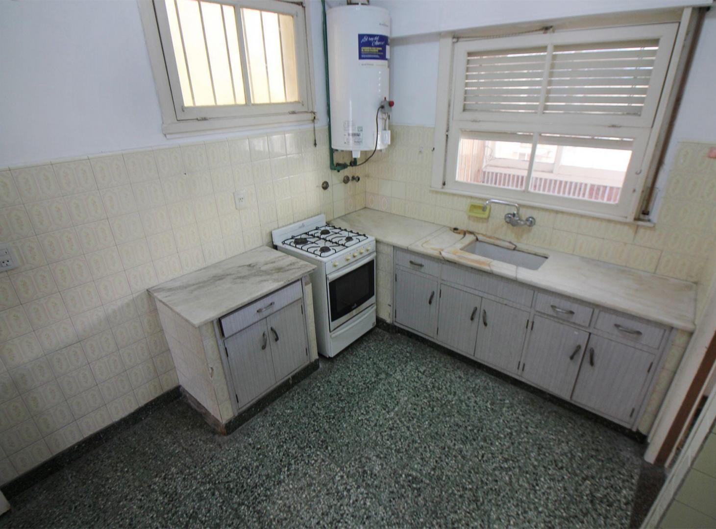 Foto de CASA 7 AMB. EN RAMOS MEJIA LOTE PROPIO C JARDIN, imagen 4