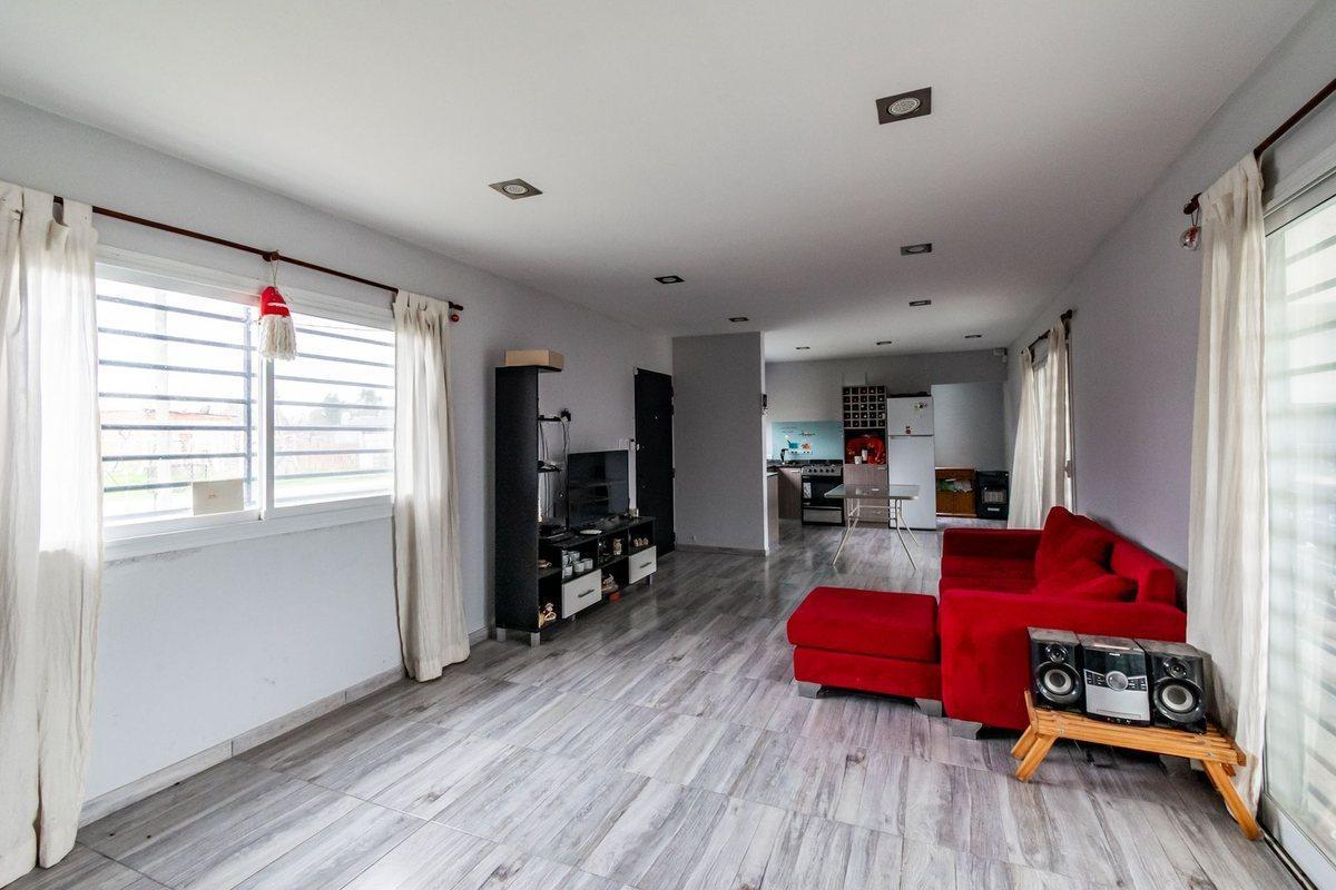 Foto de VENTA CASA 3 AMB C/PILETA SAN VICENTE - PERMUTA, imagen 5