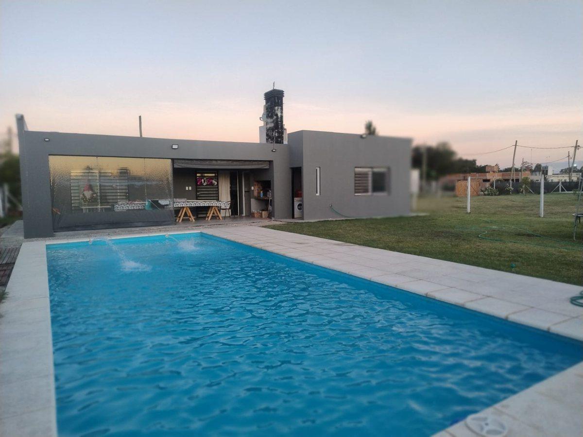 Foto de VENTA CASA 3 AMB C/PILETA SAN VICENTE - PERMUTA, imagen 2