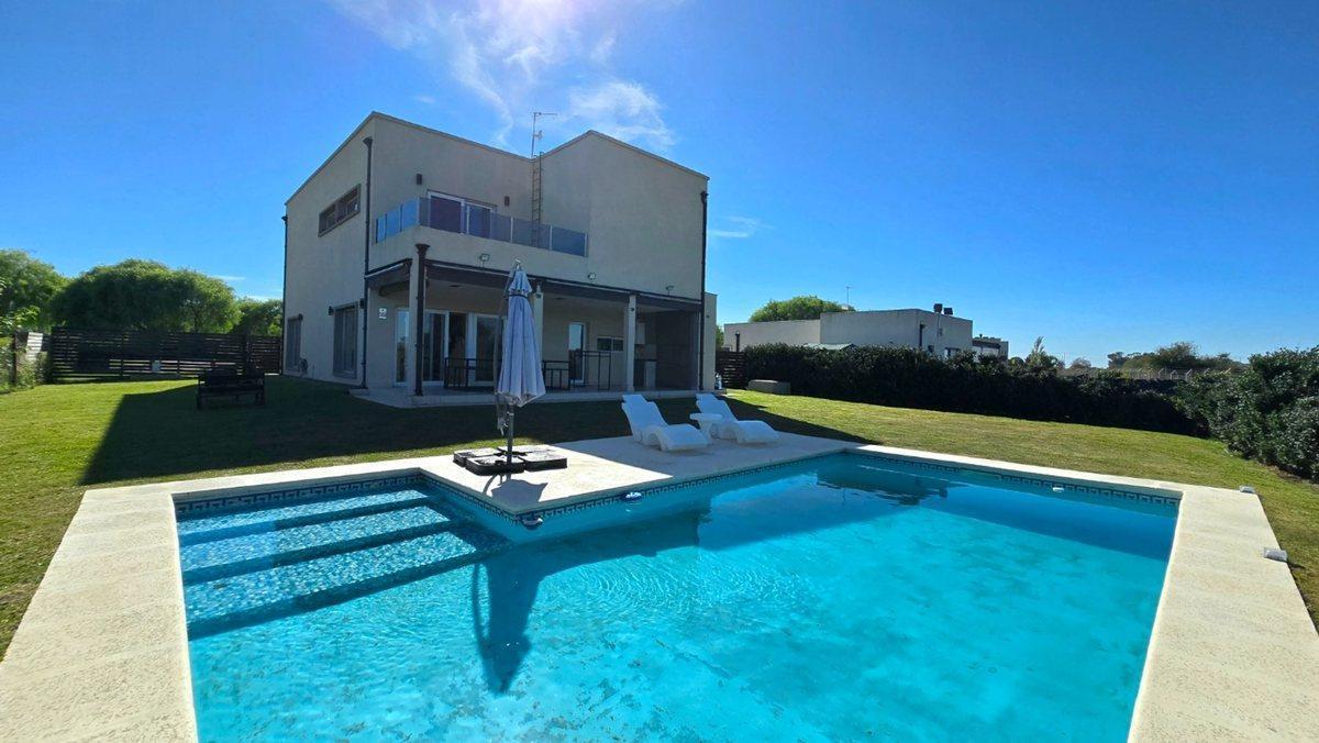 Foto de ALQUILER CASA 5AMB PISCINA SAN RAMIRO P. DEL ESTE, imagen 1