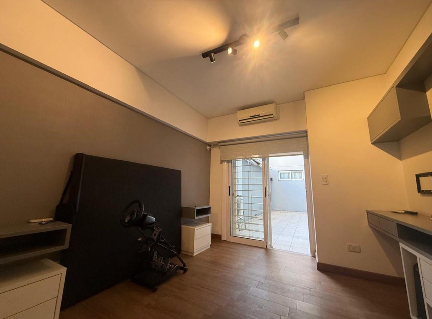 Foto de VENTA DEPTO 4 AMB CON COCHERA Y PATIO APTO CRÉDITO, imagen 2