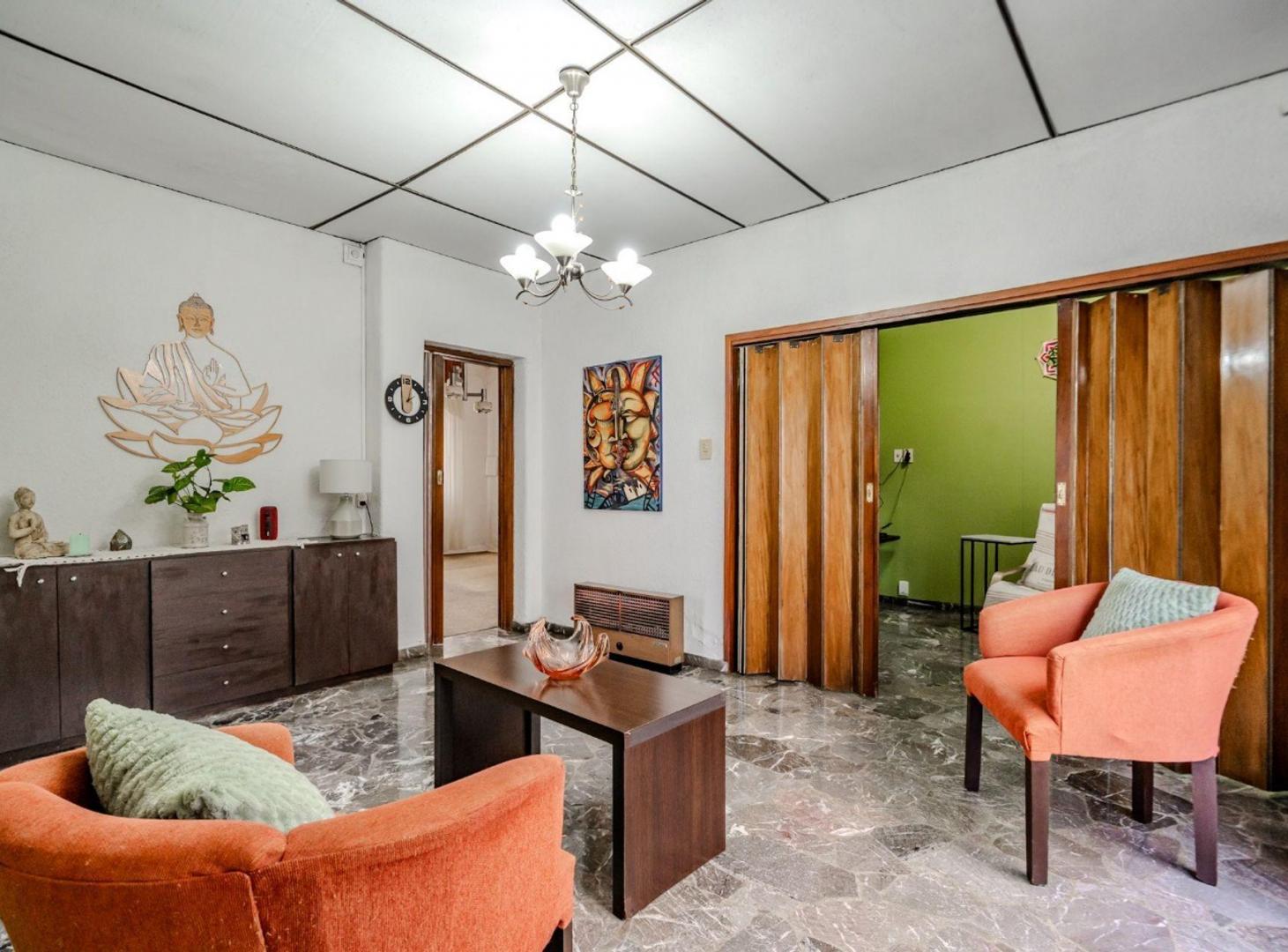 Foto de VENTA CASA 5AMB IMPECABLE CON GARAGE EN SAENZ PEÑA, imagen 2