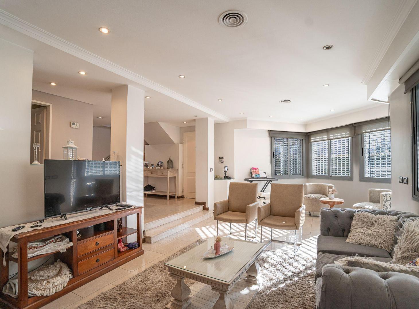 Foto de Casa 4 Amb 2 planta Venta en Caseros Apto credito, imagen 2