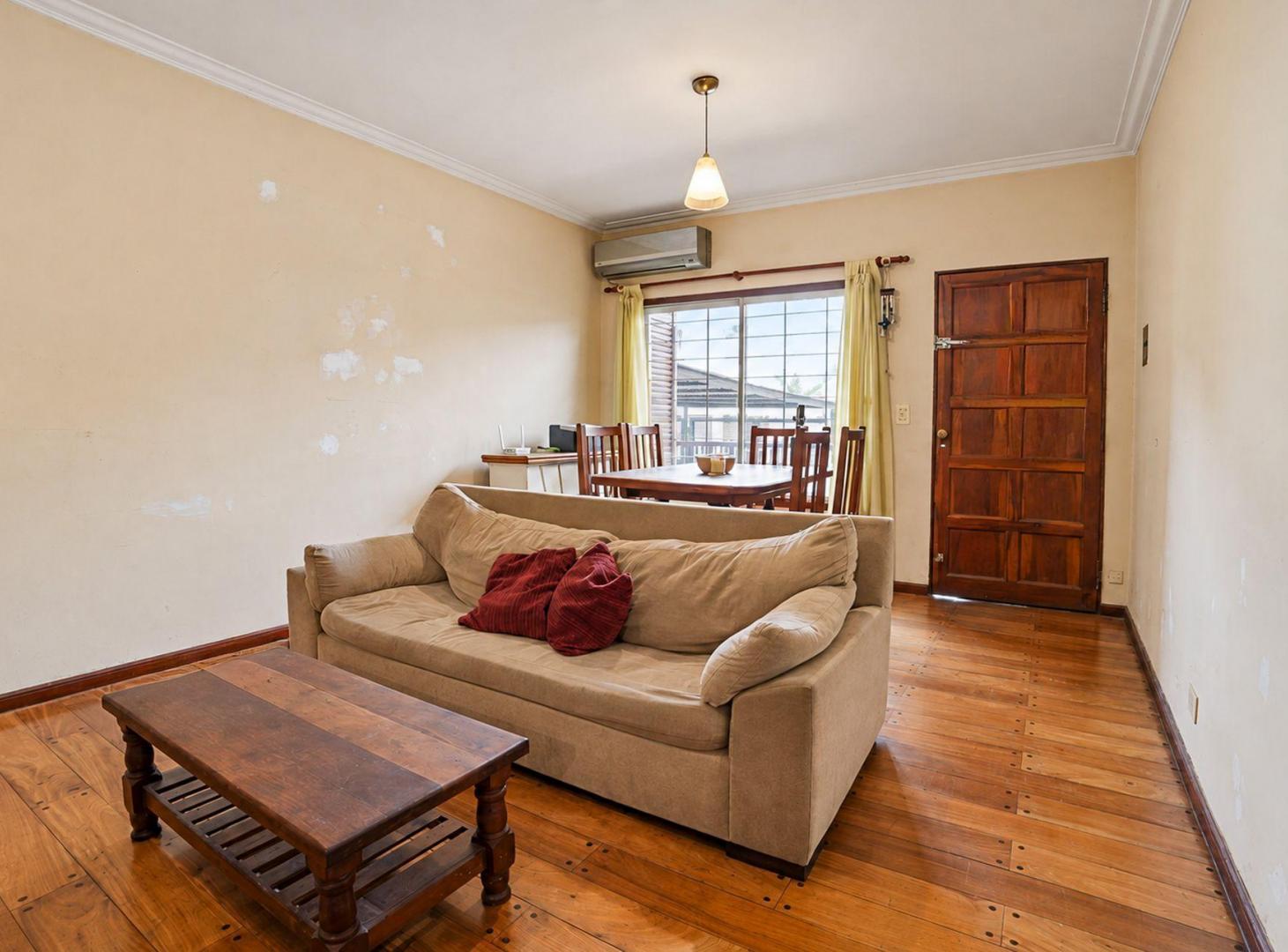 Foto de Venta Triplex 4 amb c/Cochera Patio y Jardín Inv., imagen 2