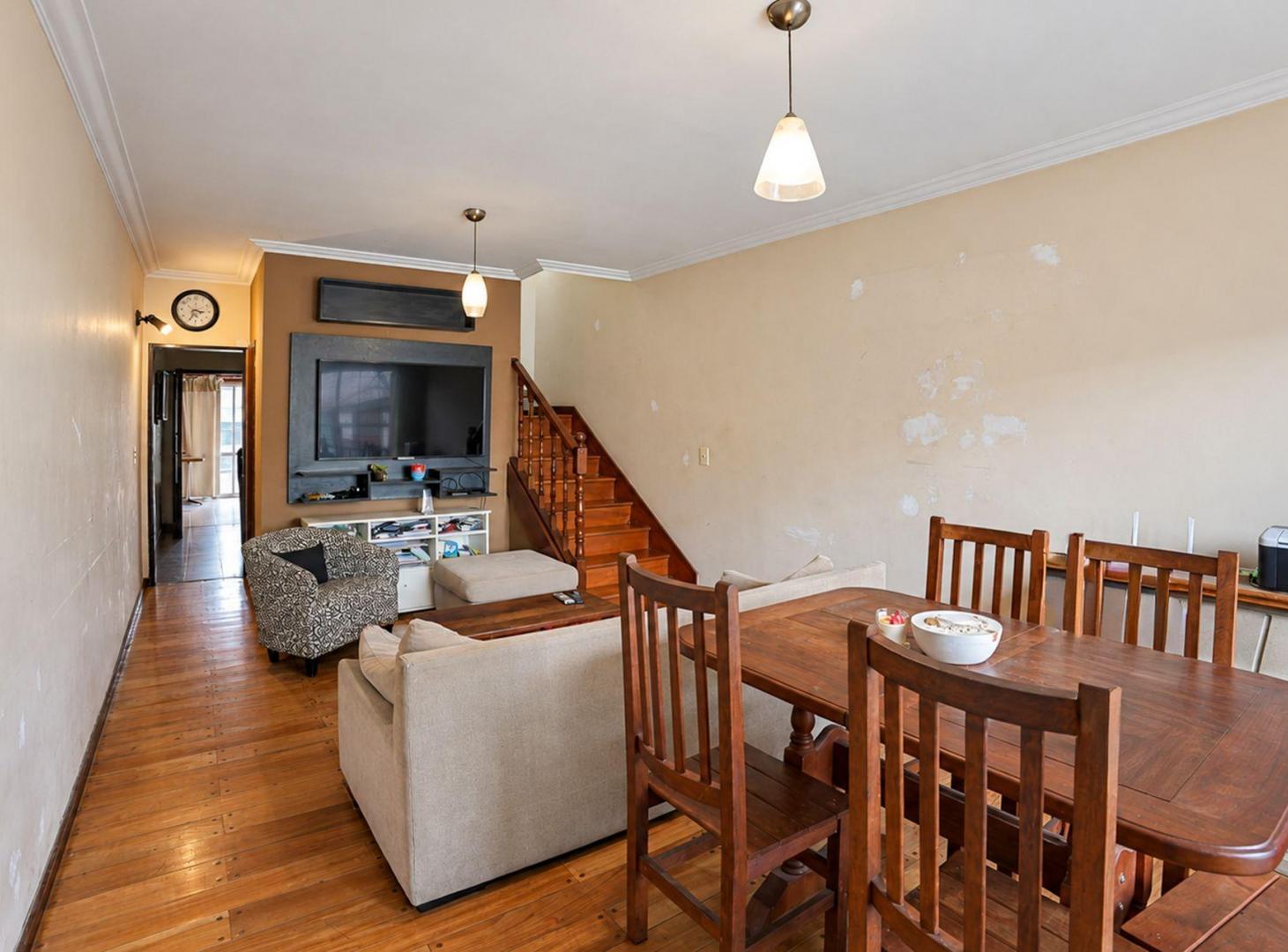 Foto de Venta Triplex 4 amb c/Cochera Patio y Jardín Inv., imagen 3
