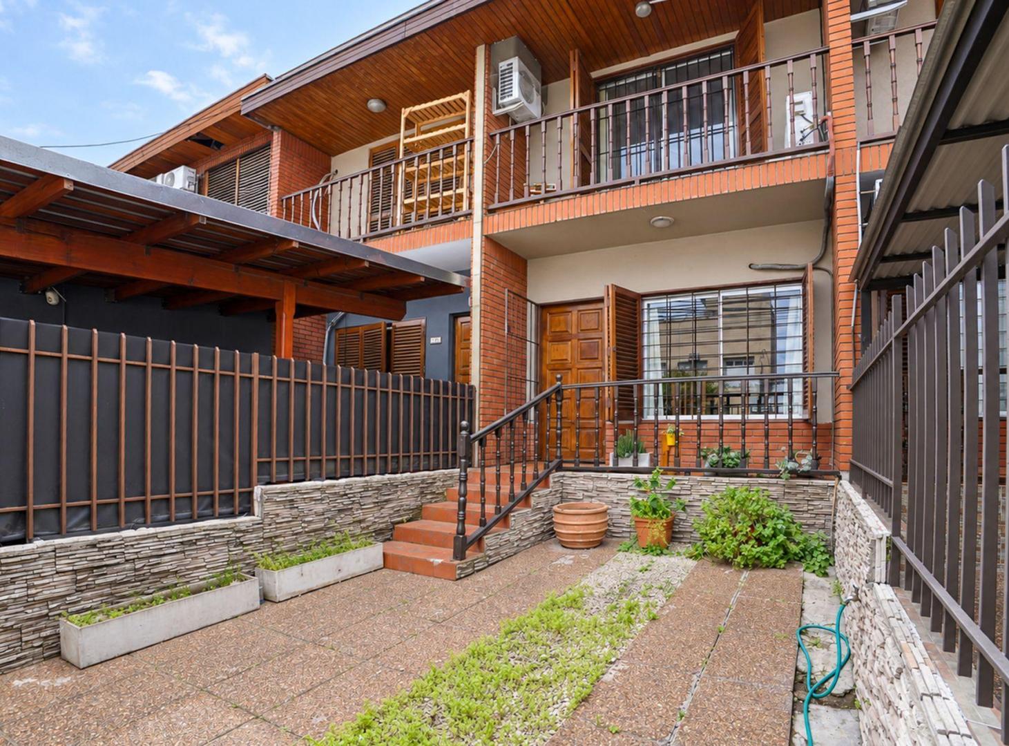 Foto de Venta Triplex 4 amb c/Cochera Patio y Jardín Inv., imagen 5
