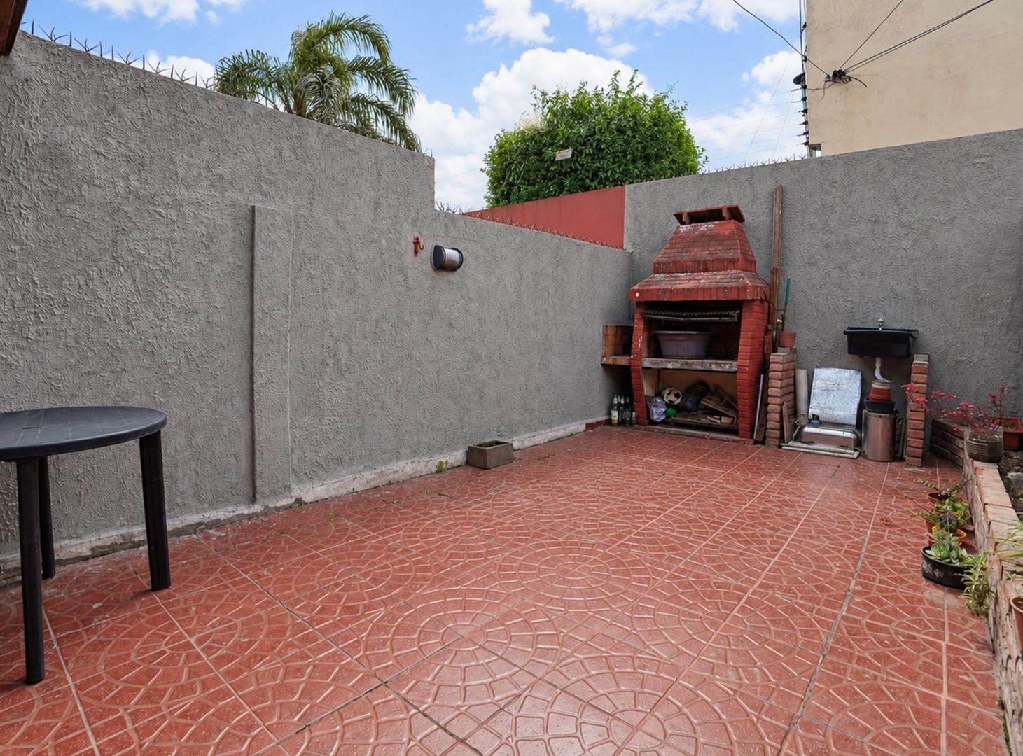 Foto de Venta Triplex 4 amb c/Cochera Patio y Jardín Inv., imagen 1