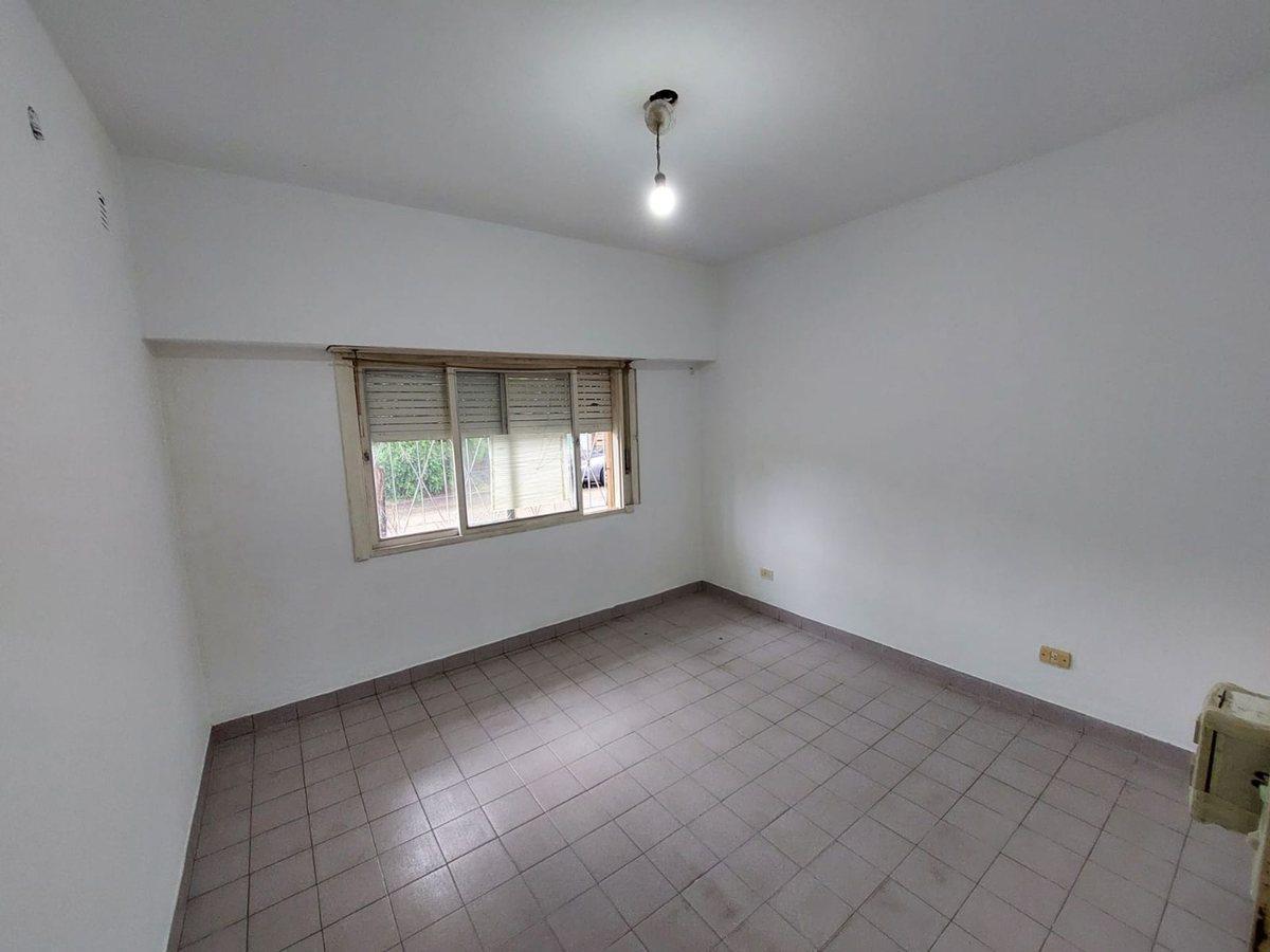 Foto de VENTA CASA 5 AMB EN HURLINGHAM C/ JARDIN Y COCHERA, imagen 3