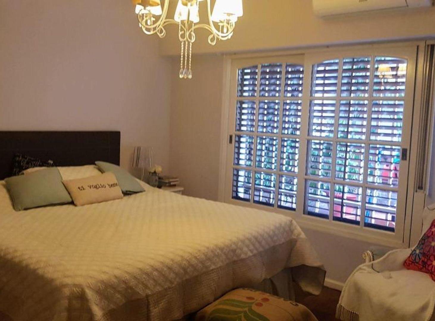 Foto de VENTA CASA 5 AMB DEPENDENCIA COCHERA PATIO TERRAZA, imagen 2