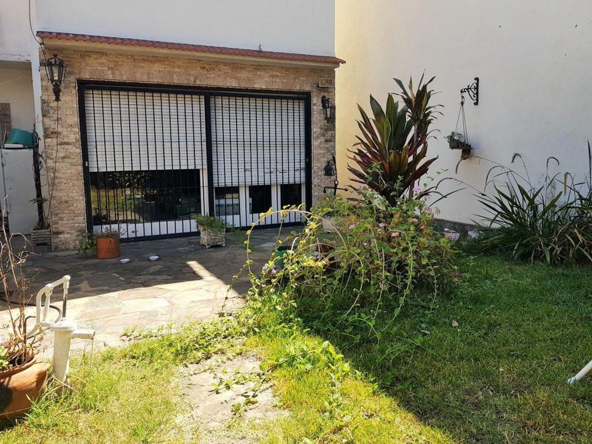 Foto de VENTA CASA EN PH 4 AMB DEPENDENCIA JARDIN COCHERA, imagen 2